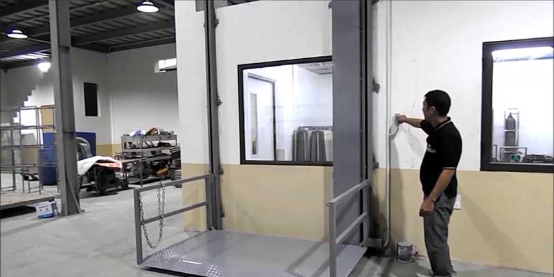Thang máy thuỷ lực tải hàng có đặc điểm gì? 